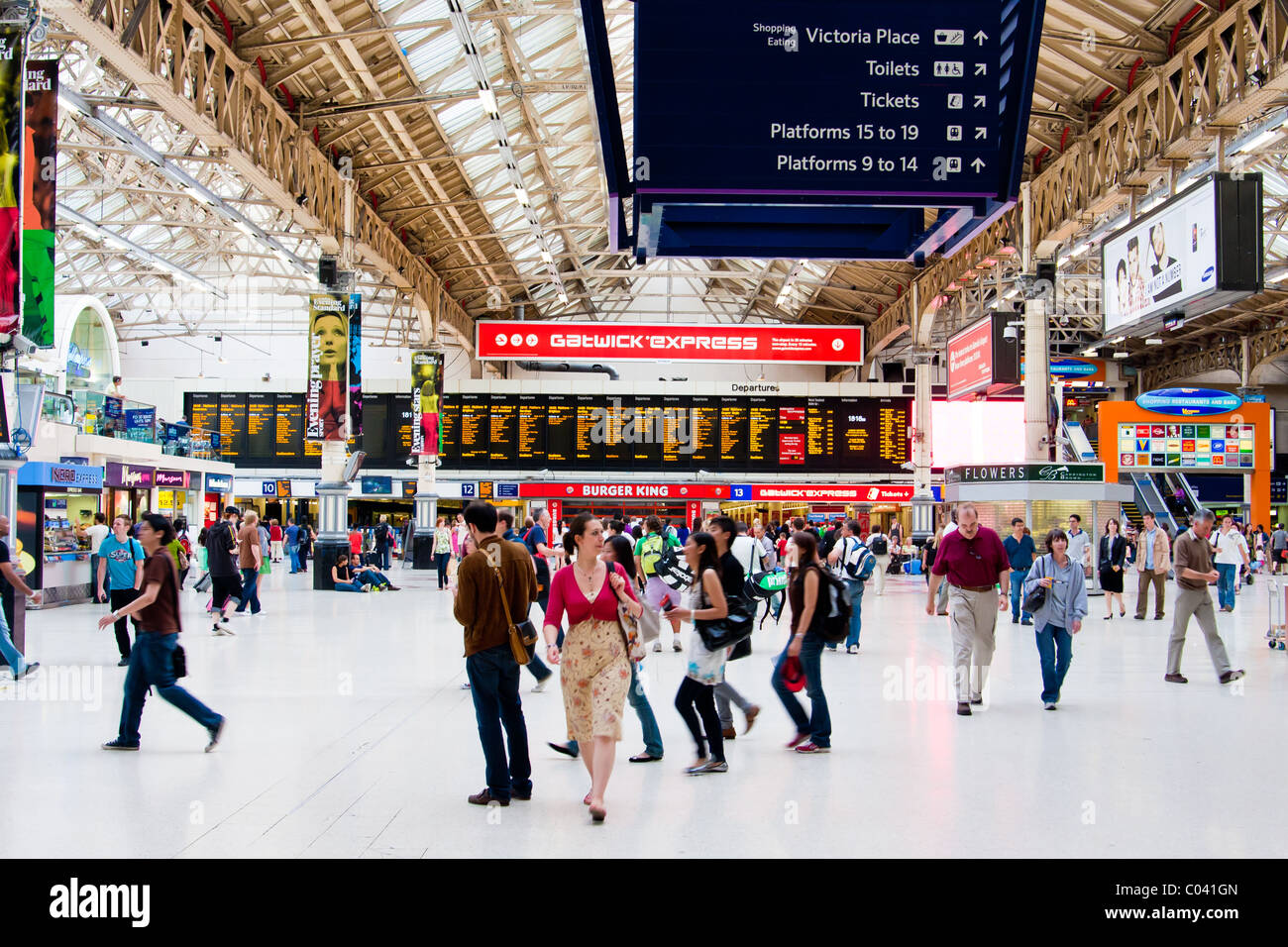 Massen von Menschen in Victoria Station in London, England. Stockfoto