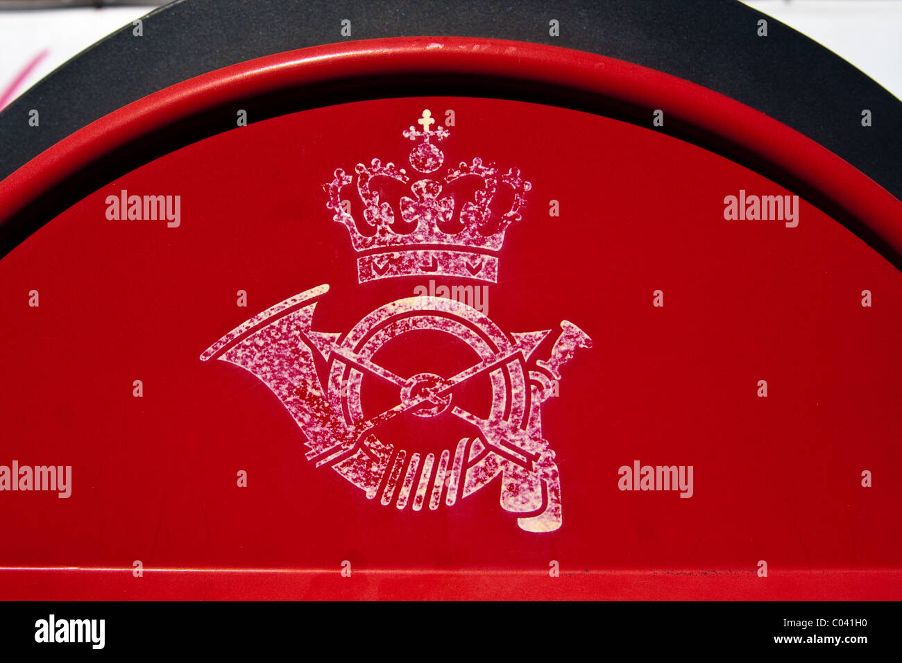 Nahaufnahme eines Symbols Königskrone mit Jagdhorn auf einem Post oder Mail-Box in Kopenhagen, Dänemark. Stockfoto