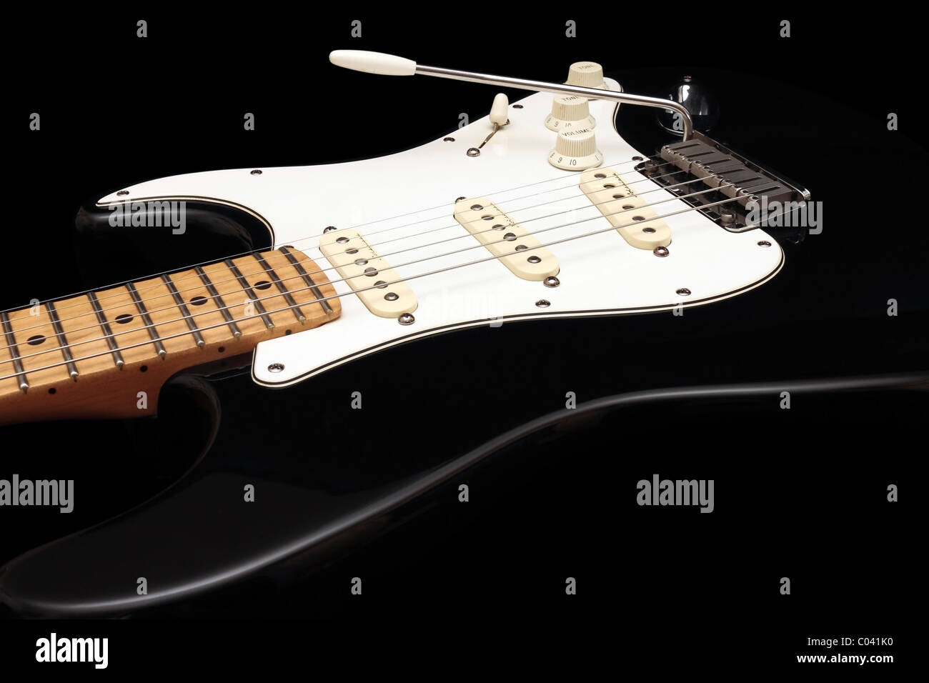 Black Fender American Standard Stratocaster mit Retro ausgestattet Fender Noiseless Pickups auf schwarzem Hintergrund Stockfoto