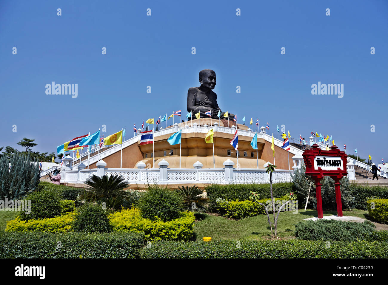 Die riesige Statue des verehrten Mönch Luang Pu Thuat am Wat Huay Mongkol Hua Hin Thailand Asien etwa 31,5 Fuß in der Höhe zu messen. Stockfoto