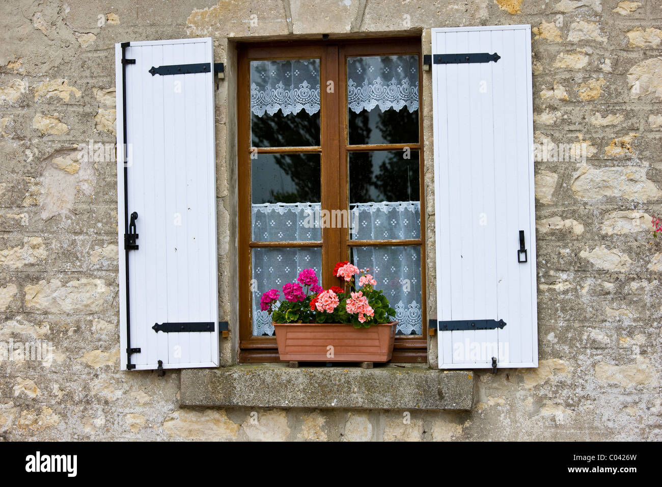 Typische französische Fenster mit Spitzevorhang und Profilkranz, Fenster und Fensterläden aus Holz, Normandie, Frankreich Stockfoto