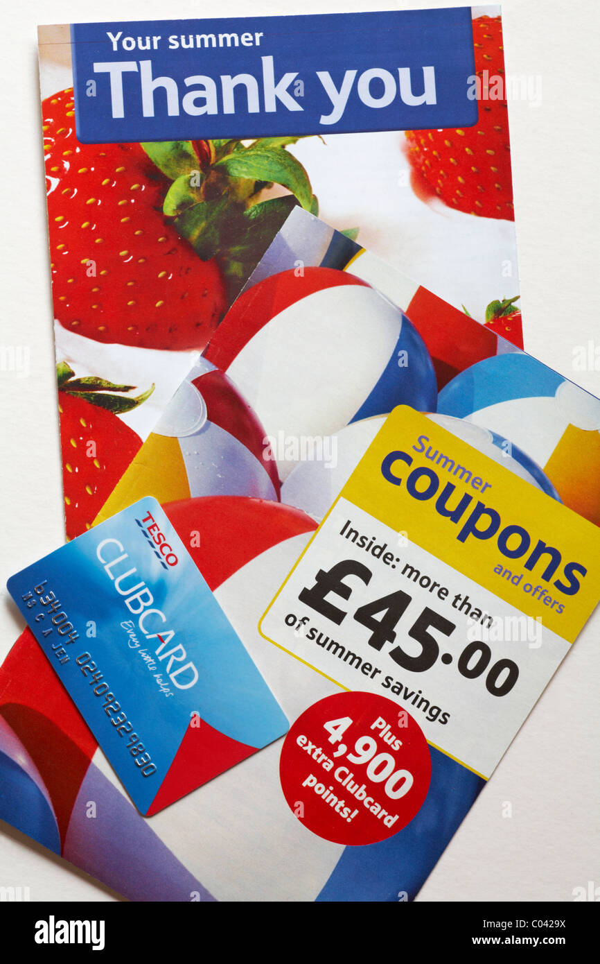 Tesco-Clubkarte mit Flugblättern auf weißem Hintergrund Stockfoto