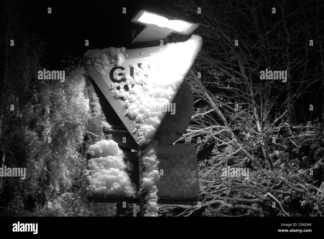 Eine schneebedeckte UK geben Wege Schild in schwarz und weiß Stockfoto