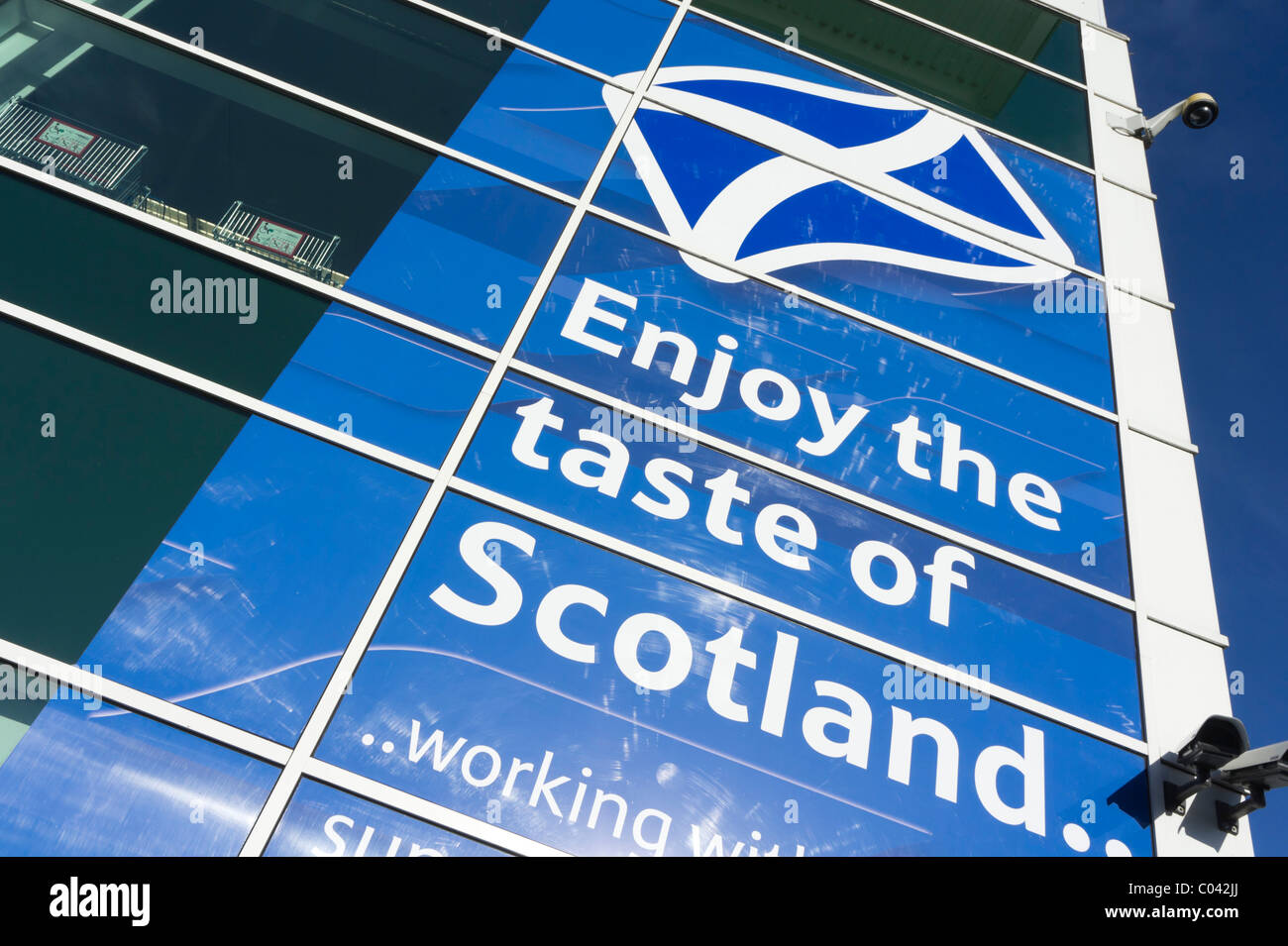 Tesco 'Geschmack of Scotland' regionaler Vermarktung lokaler Produkte mit Andreaskreuz Flagge und branding-blau Stockfoto