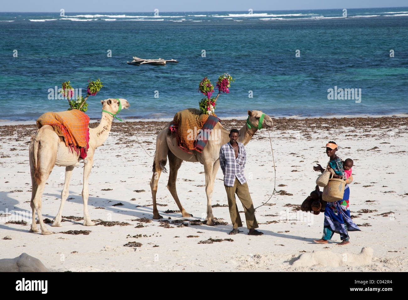 Händler in Diani Beach, Kenia warten auf Touristen Stockfoto