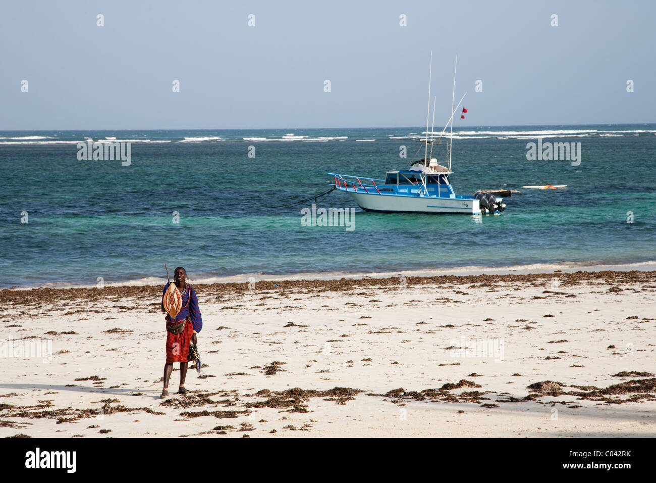 Masai Händler am Diani Beach warten auf Touristen, Kenia Stockfoto