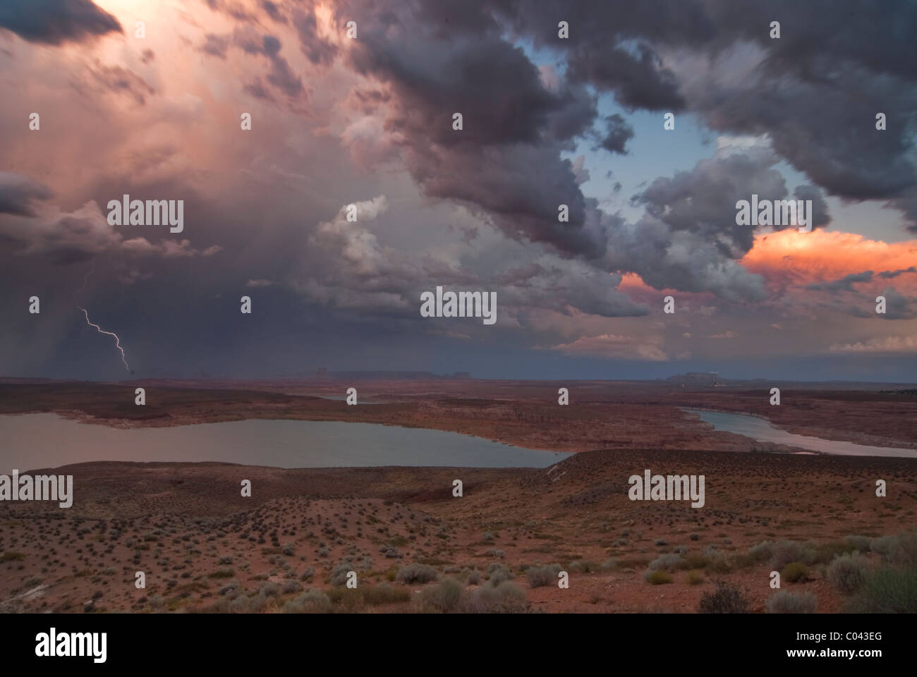 Am Nachmittag Gewitter mit Blick auf Lake Powell, Arizona Stockfoto
