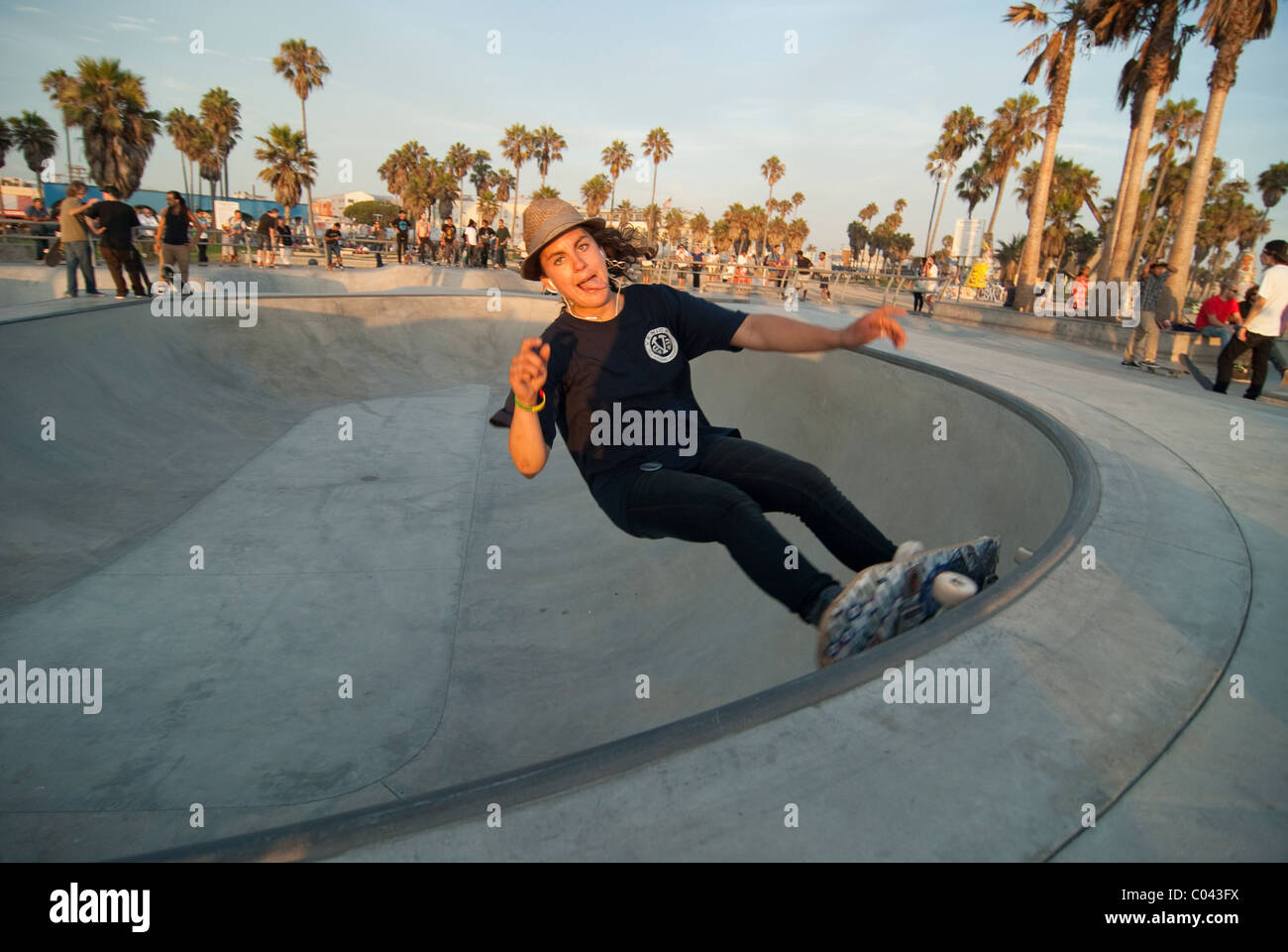 Skateboarder am berühmten Venice Beach, Kalifornien Stockfoto