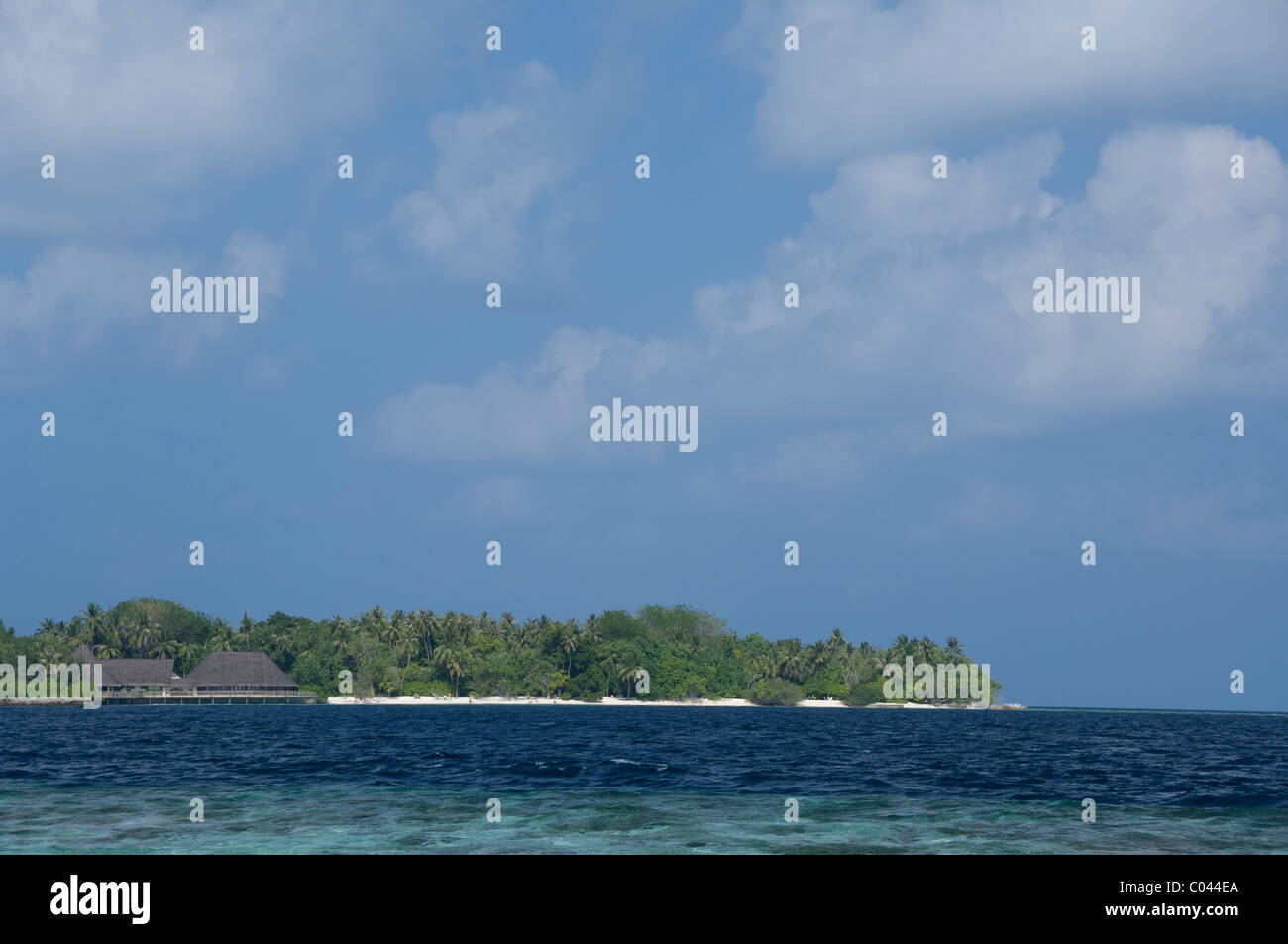 Malediven, Nord Male Atoll, Insel Kuda Bandos. Blick auf das Resort Insel Bandos aus benachbarten Insel. Stockfoto