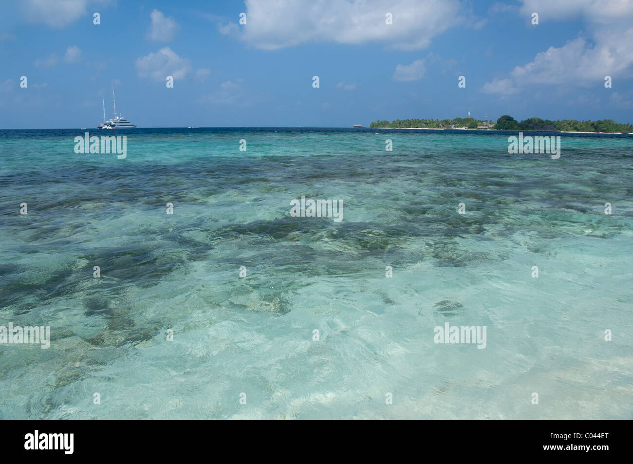 Malediven, Nord Male Atoll, Insel Kuda Bandos. Blick auf das Resort Insel Bandos aus benachbarten Insel. Stockfoto
