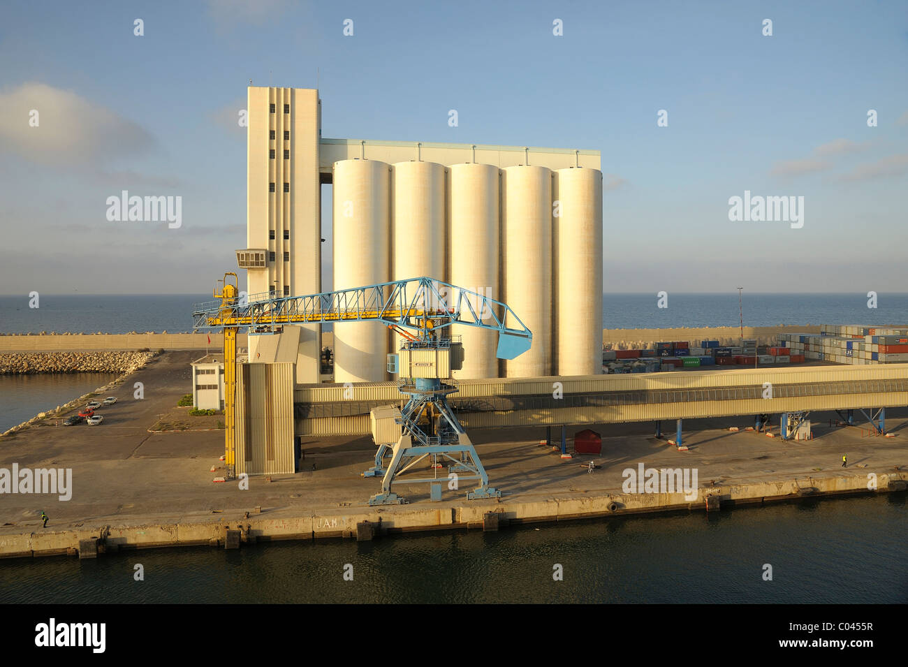 Die Getreidesilos und Schiffsbeladung Aufzüge im Hafen von Agadir an einem sonnigen Tag. Stockfoto