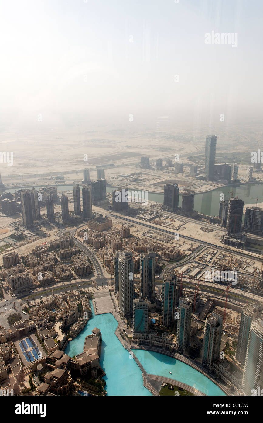 Cityscape Dubai vom Burj Khalifa, im Hintergrund die Wüste Stockfoto