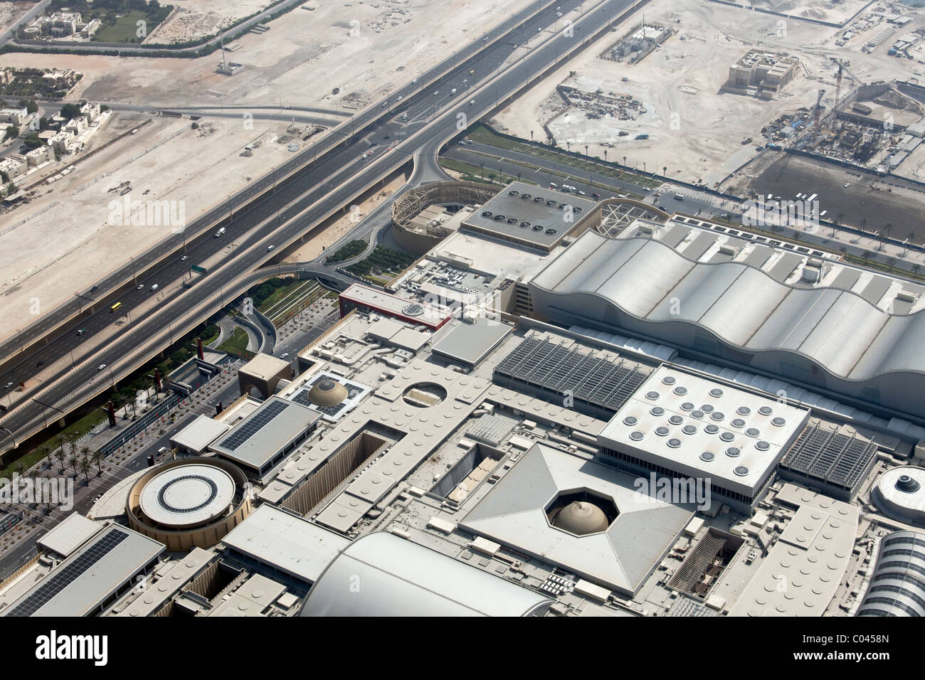 Die Dubai Mall und Baustellen an der Sheikh Zayed Road Stockfoto