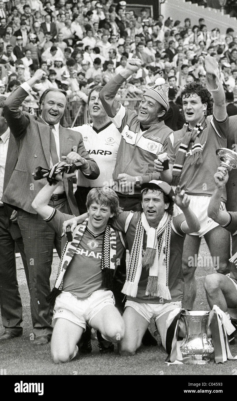 Manchester United feiern ihre FA-Cup-Sieg gegen Everton im Wembley-Stadion im Jahr 1985 Stockfoto
