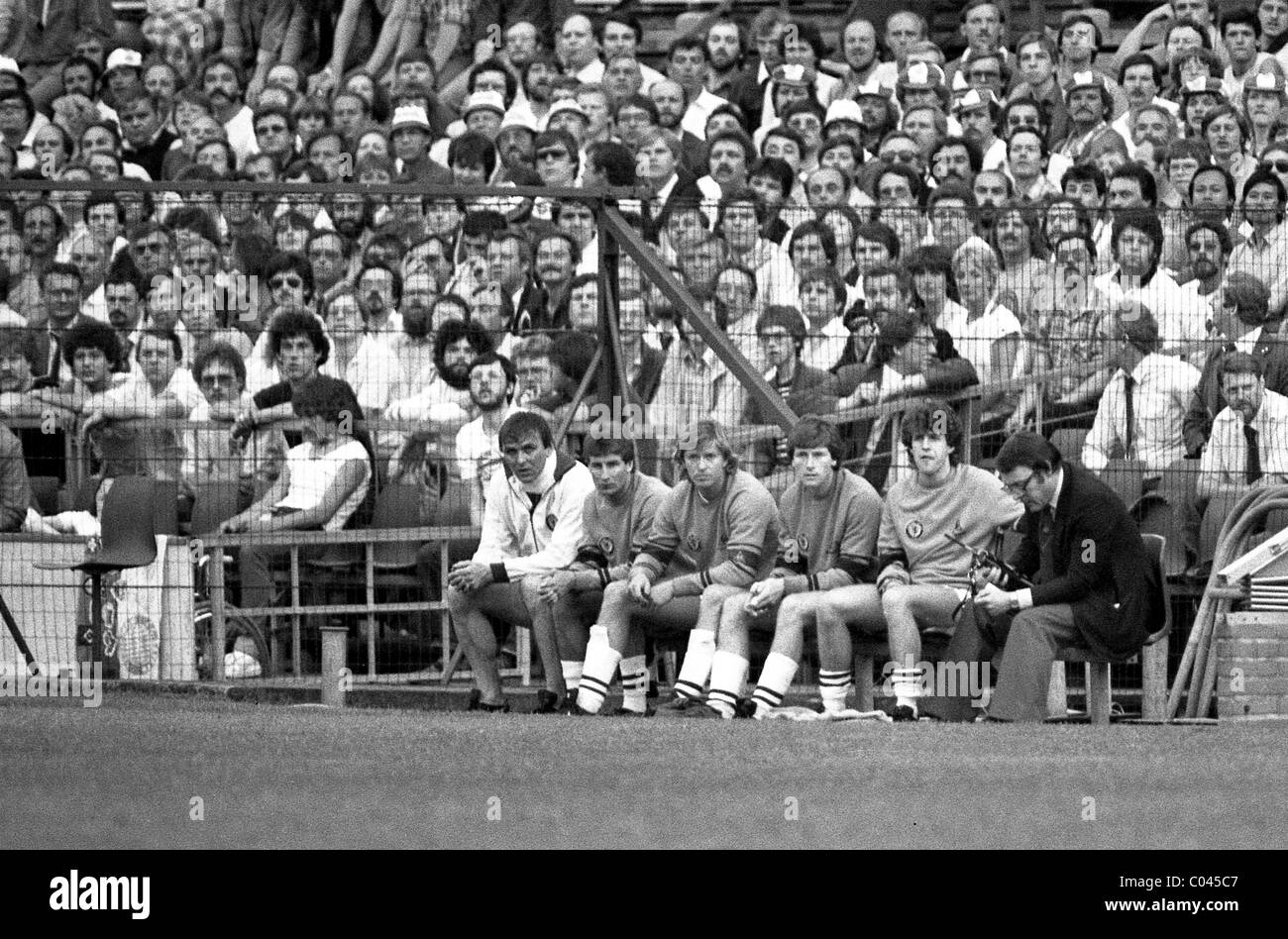 Europapokalfinale in Rotterdam 26/5/82 Aston Villa gegen Bayern München Torhüter Jimmy Rimmer trägt einen Schutzkragen, nachdem er durch Nigel Spink ersetzt wurde. Der Fernsehreporter Gary Newbon ist auf der rechten Seite. Stockfoto