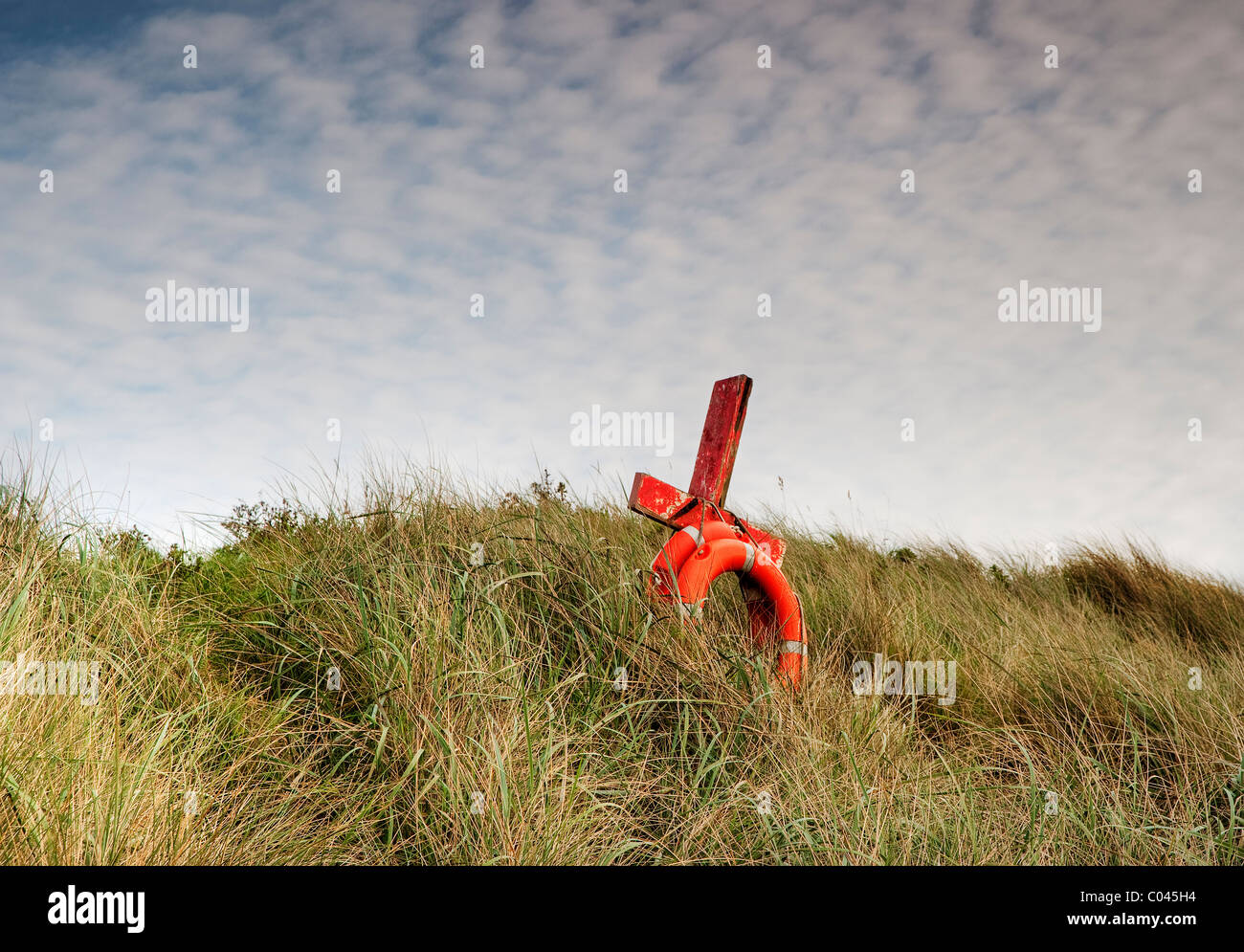 Ein Rettungsring auf den Dünen bei Beadnel in Northumberland Stockfoto