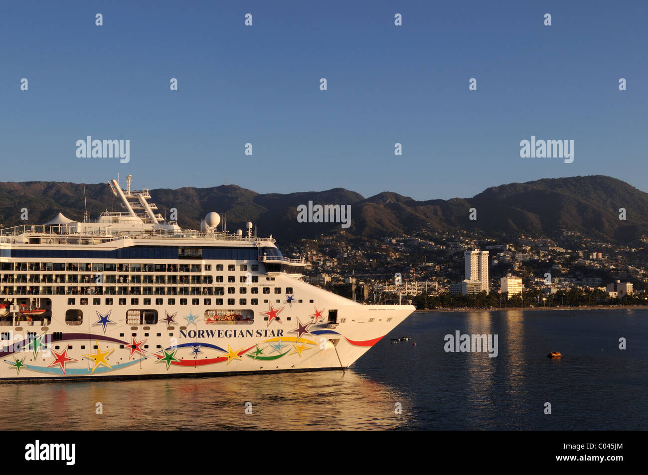 Norwegian Star in den Hafen von Acapulco, Mexiko bei Sonnenaufgang. Stockfoto