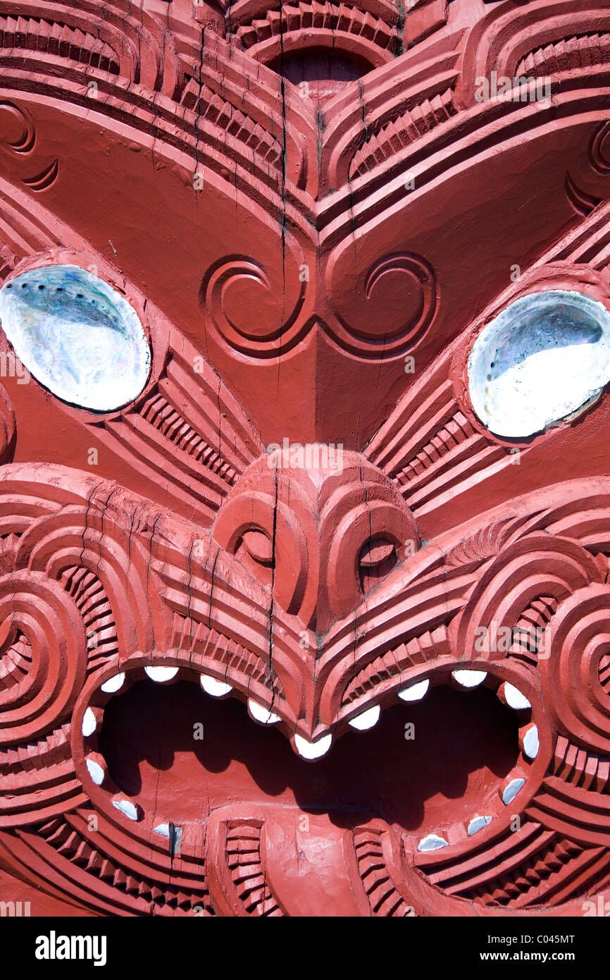 Holzschnitzerei, Rotowhio Marae, Te Puia, einem beliebten Maori Kulturzentrum in Rotorua, Neuseeland Stockfoto