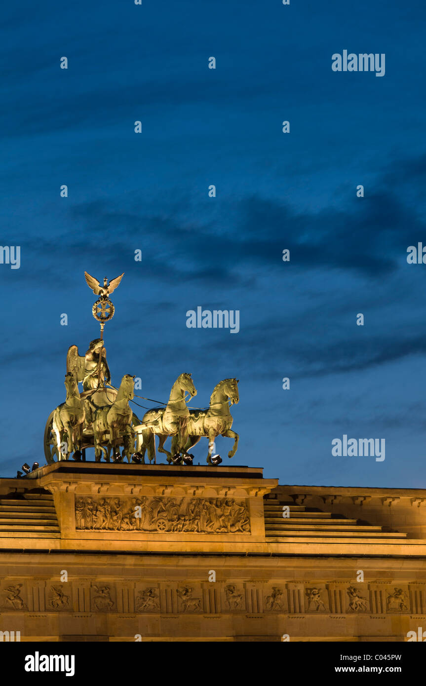 Die Quadriga Sieg Statue krönt das Brandenberg Tor, Berlin Stockfoto