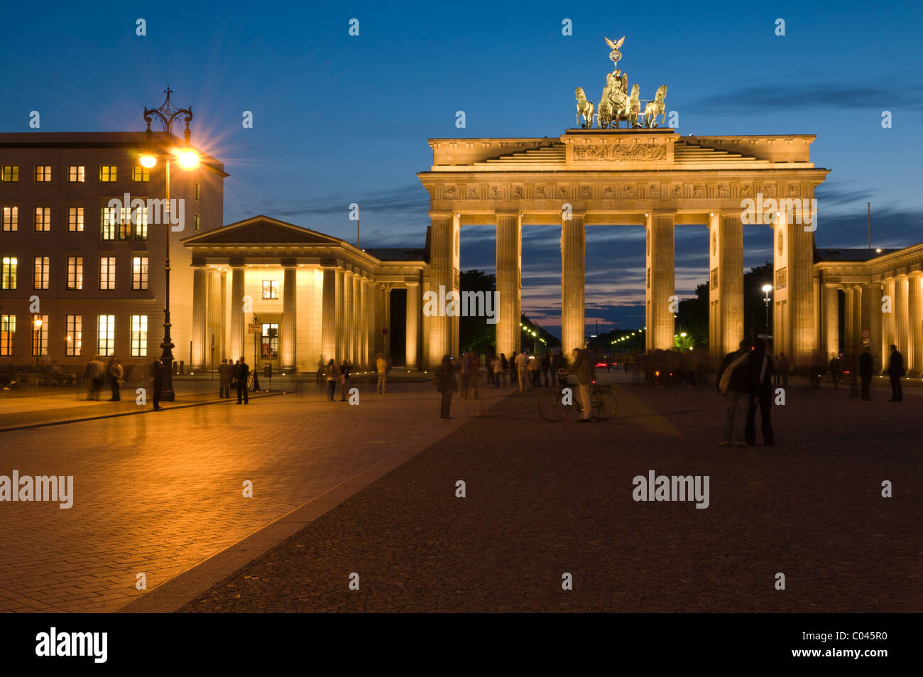 Die beleuchteten Brandenburger Tor in Berlin in der Abenddämmerung Stockfoto