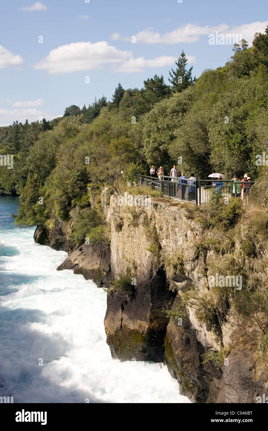 Die Waikato River eilt zu den Huka Falls, in der Nähe von Taupo, Neuseeland Stockfoto