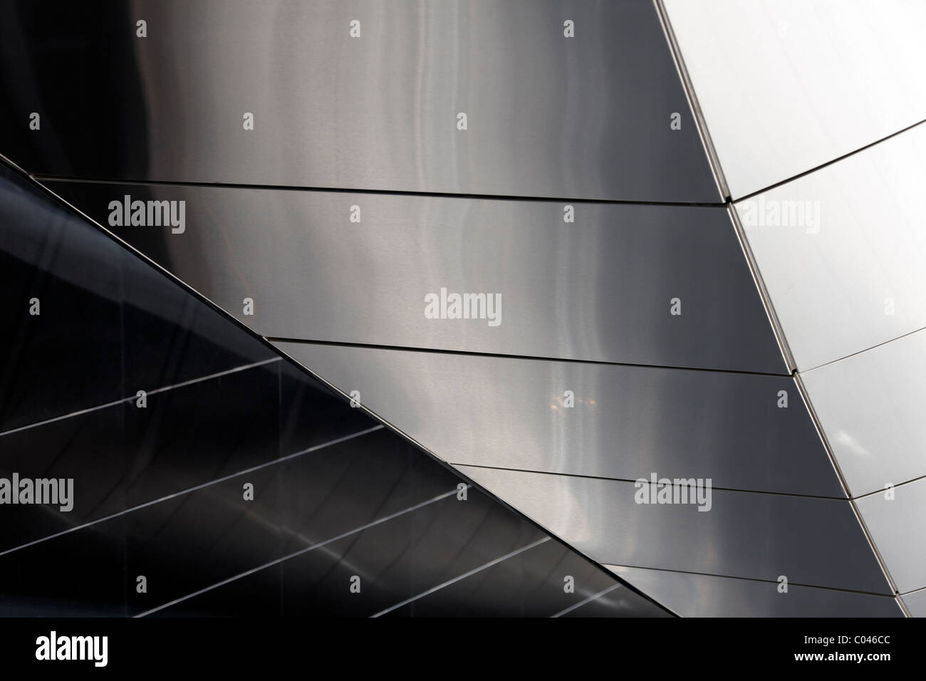 Detail des Parks rund um Burj Khalifa in Dubai reflektiert Stockfoto