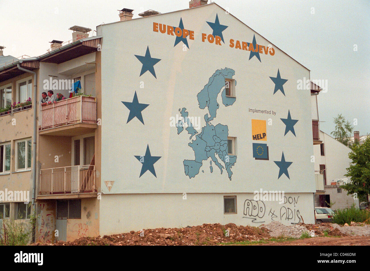 Zerstörte Gebäude zerstört im bosnischen Bürgerkrieg stehen Seite an Seite mit neuen Gebäuden, die von EU-Zuschüssen und Beihilfen bezahlt Stockfoto