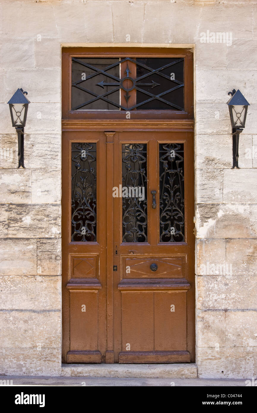 Typische französische Tür in Bourdeilles beliebtes Touristenziel in der Nähe von Brantome in Dordogne, Nordfrankreich Stockfoto