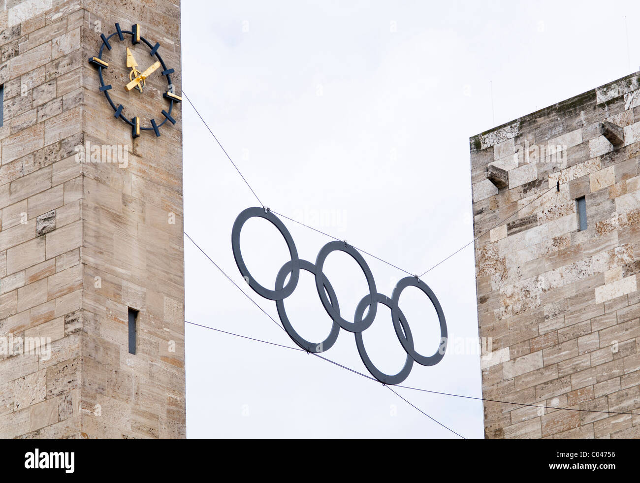 Die Olympischen Ringe hängen von den zwei Türmen im Olympiastadion Berlin, Berlin, wo die 11. Olympischen Spiele ausgetragen wurden Stockfoto Die Olympischen Ringe hängen von den zwei Türmen im Olympiastadion Berlin, Berlin, wo die 11. Olympischen Spiele ausgetragen wurden Stockfoto