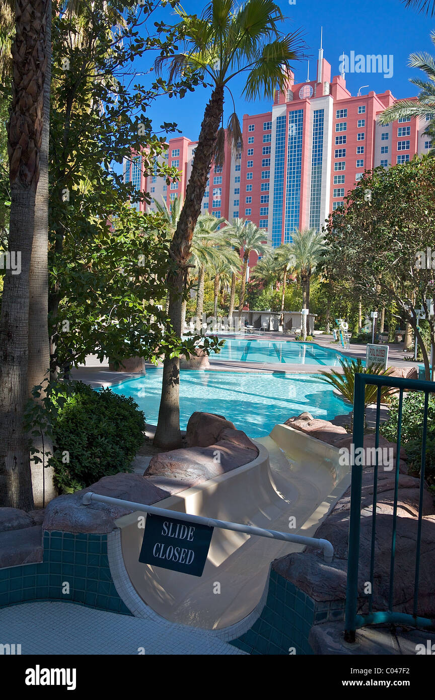 Blick von der Spitze einer Pool-Folie gegenüber dem Hilton Grand Vacations Club im Flamingo in Las Vegas im winter Stockfoto