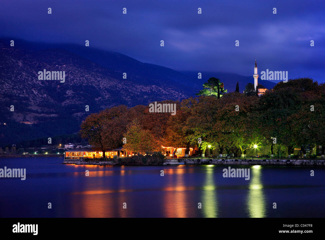 Bestandteil der Uferstraße von Ioannina Stadt bei Nacht. Epirus Peripherie, Griechenland. Stockfoto