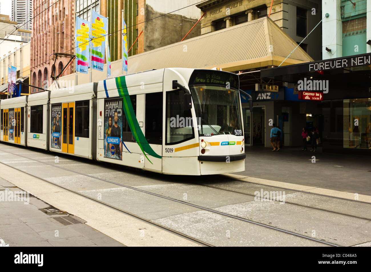 Melbourne-Straßenbahn in der Bourke Street Mall. Stockfoto