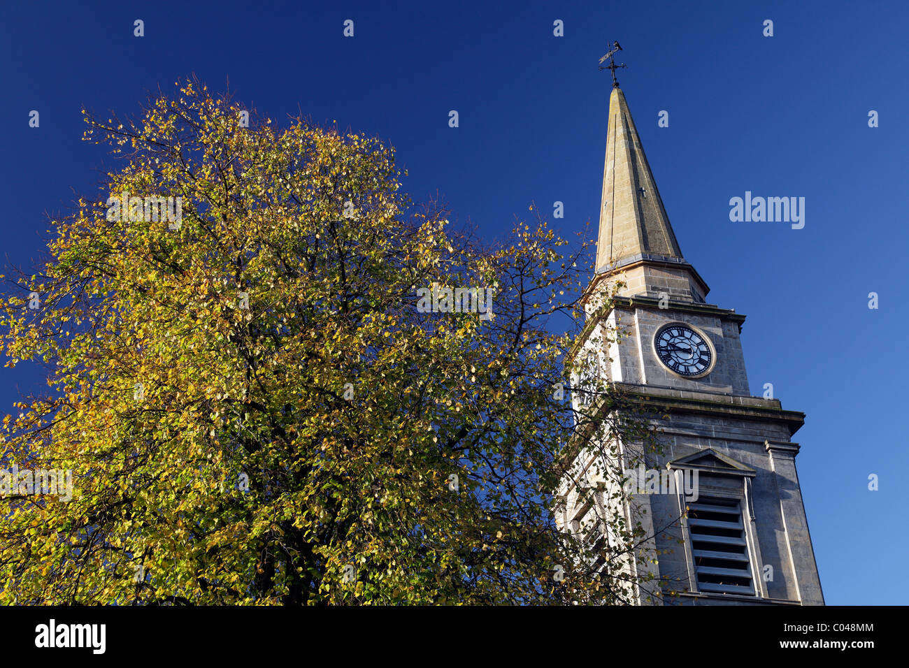 Church of Scotland Pfarrkirche im Herbst, Lochwinnoch, Renfrewshire, Schottland, Großbritannien Stockfoto