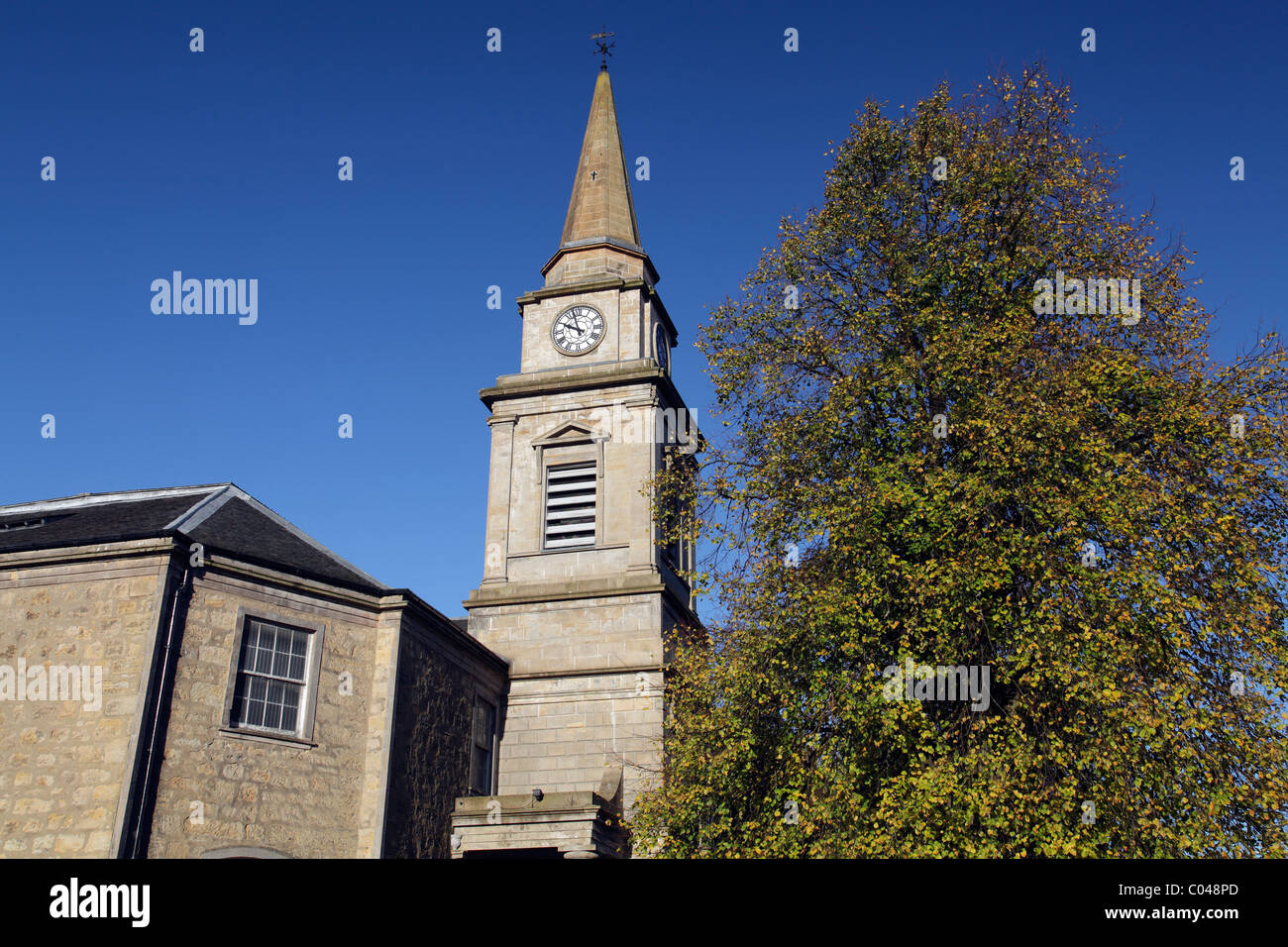 Church of Scotland Pfarrkirche im Herbst, Lochwinnoch, Renfrewshire, Schottland, Großbritannien Stockfoto