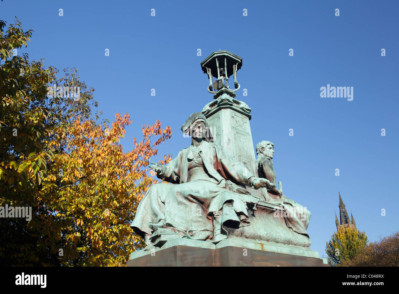 Kelvin Way Bridge, Bronzeskulptur von Paul Raphael Montford für Industrie und Handel, Kelvin Way, West End of Glasgow, Schottland, Großbritannien Stockfoto