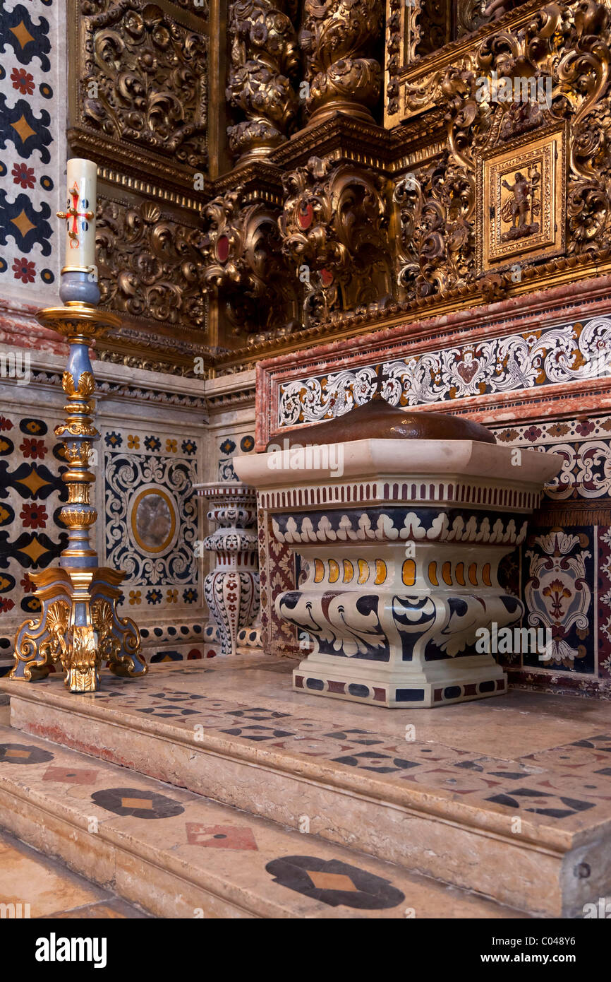 Taufe Schriftart der Kathedrale von Santarém / Se oder Nossa Senhora da Conceição Kirche, Portugal. Jesuitenkirche. Stockfoto