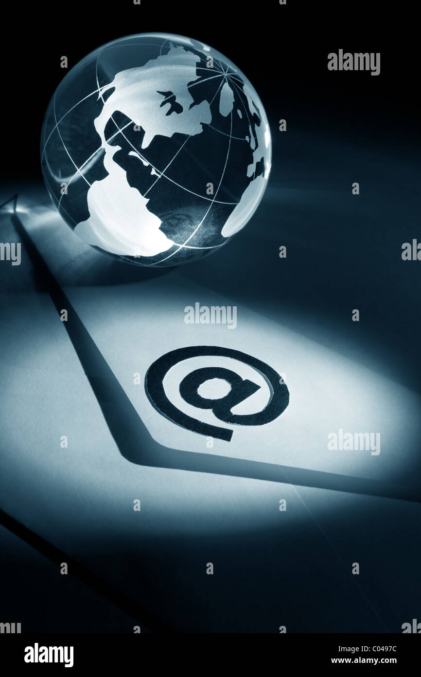 Globus und E-Mail, Konzept der globalen Kommunikation Stockfoto