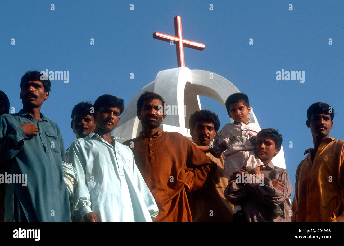 Pakistan: Christen auf dem Dach einer katholischen Kirche in Faisalabad Stockfoto