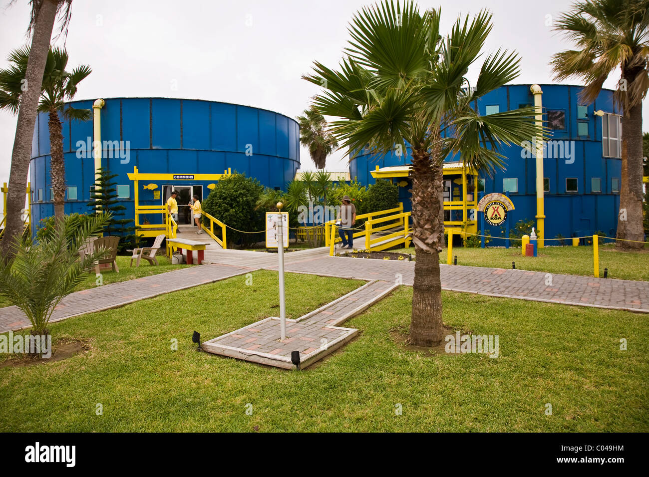 South Padre KOA macht geschickten Einsatz von alten Stahl-Lagertanks für seine Büros und öffentlichen Bereichen, South Padre Island, Texas. Stockfoto