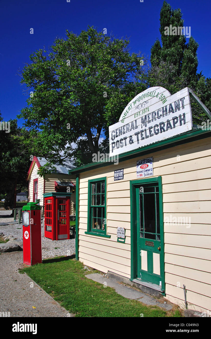 Old General Mechant Post & Telegraph Store, Benzinpumpe und Telefonbox neben Cardrona Hotel, Cardrona, Otago Region, Südinsel, Neuseeland Stockfoto