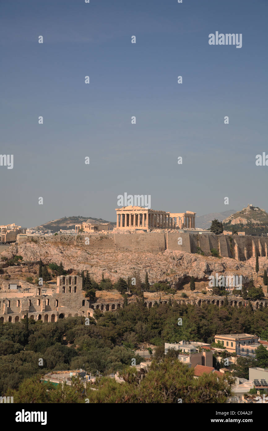Blick auf die Akropolis, Herodes Atticus Theater und Parthenon von Filopappos Hill, Athen, Griechenland, Lykavittas Hügel im Hintergrund Stockfoto