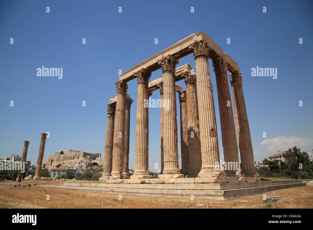 Tempel des Olympischen Zeus mit der Akropolis in den Hintergrund, Athen, Griechenland Stockfoto