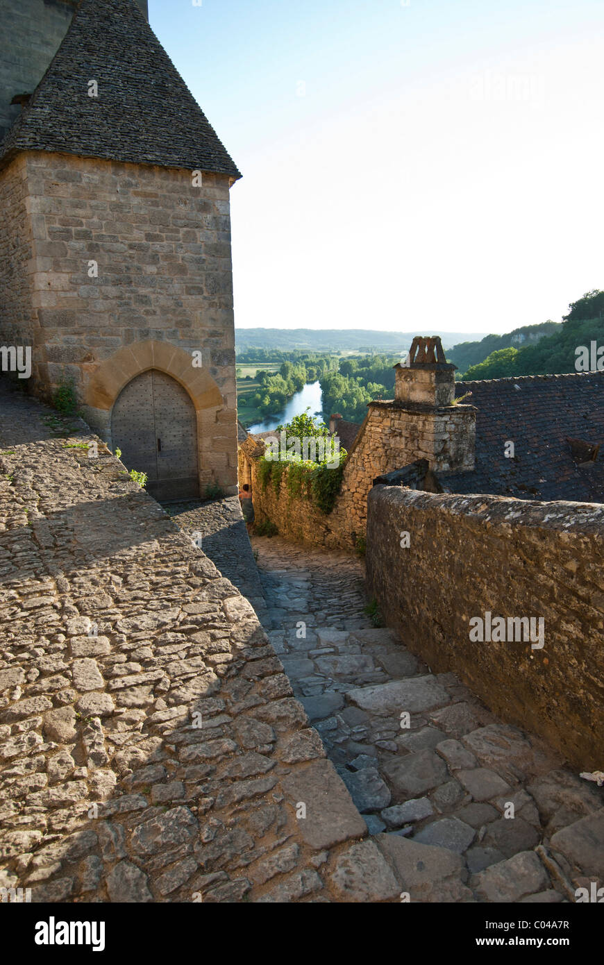 Beynac et-Cazenac, am Fluss Dordogne, Aquitaine, Südwest-Frankreich. Hügel, mittelalterliche Stadt. Steinmauern und Schritte Stockfoto