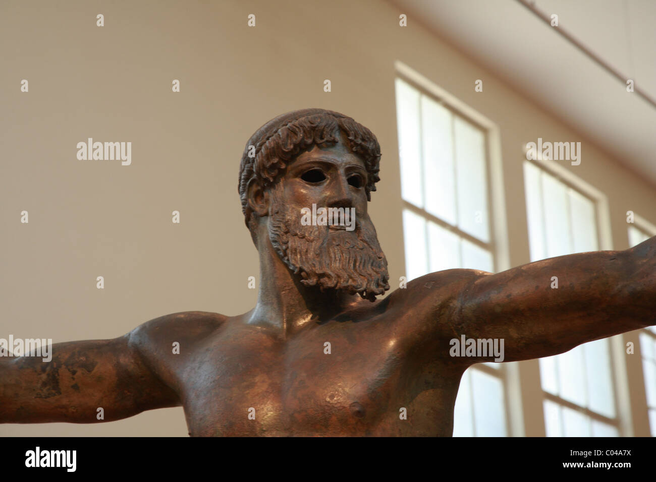 Bronzestatue des Zeus oder Poseidon, nationalen archäologischen Museum in Athen, Griechenland Stockfoto