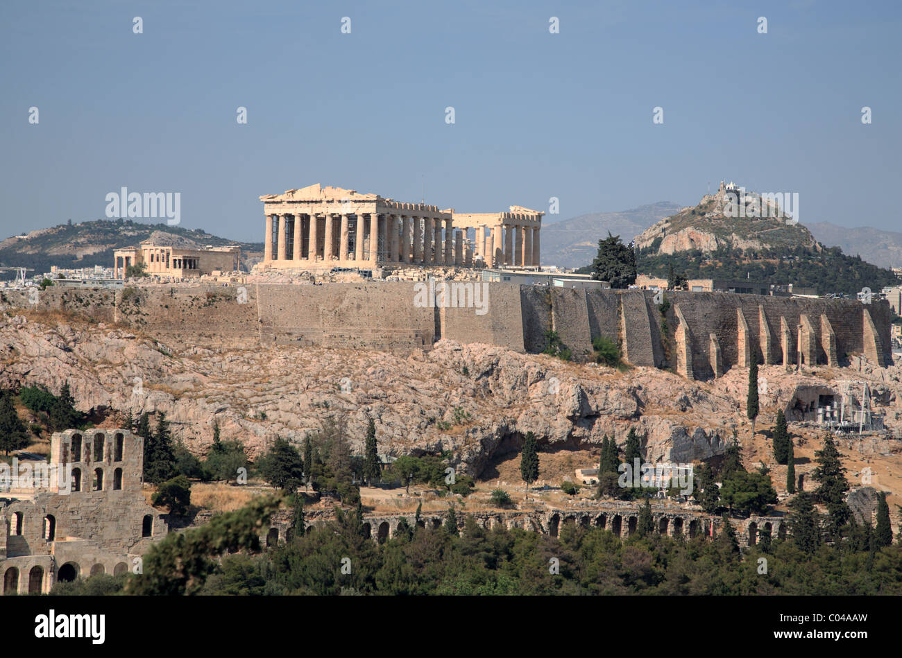 Blick auf die Akropolis, Herodes Atticus Theater und Parthenon von Filopappos Hill, Athen, Griechenland, Lykavittas Hügel im Hintergrund Stockfoto