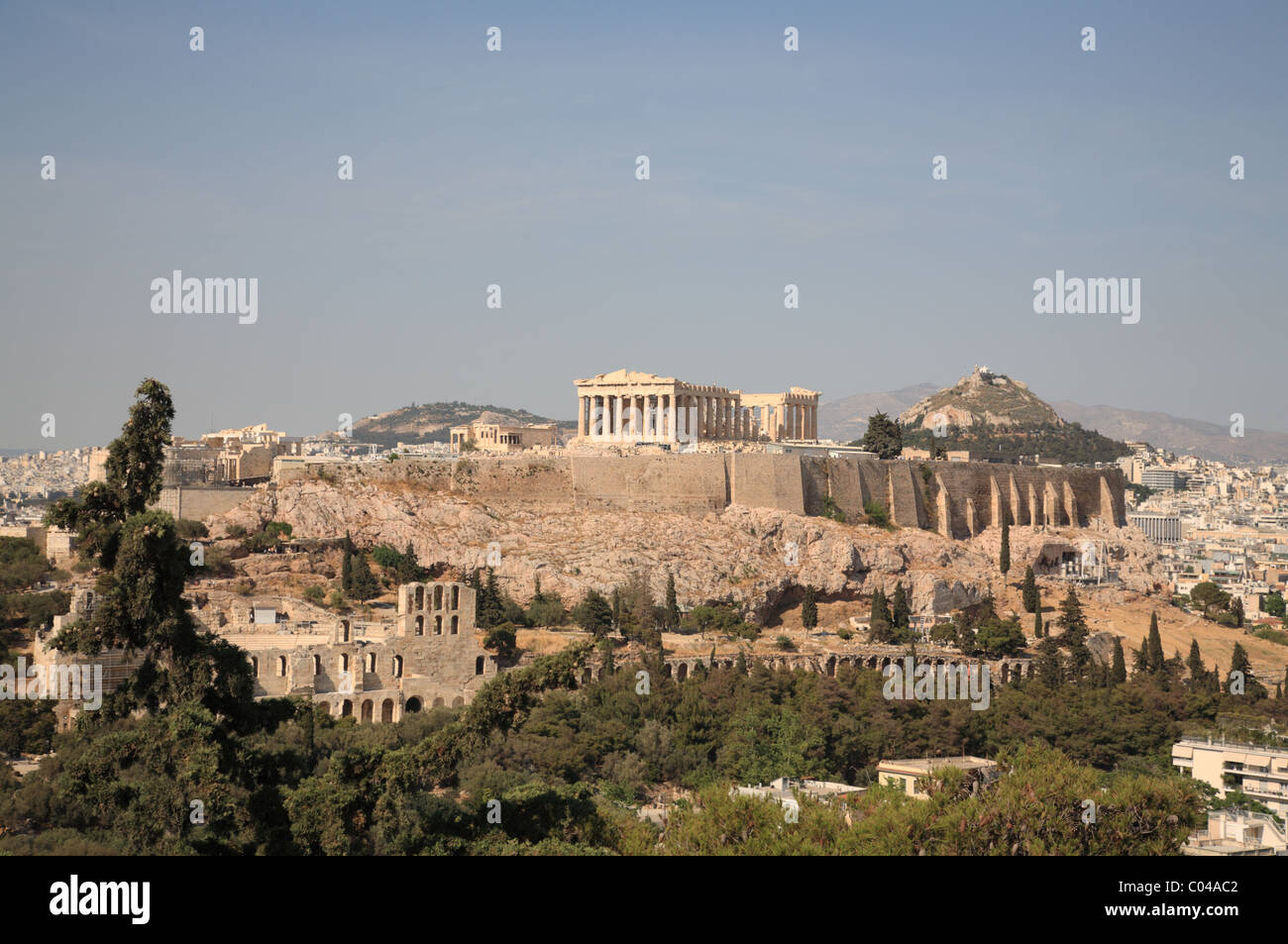 Blick auf die Akropolis, Herodes Atticus Theater und Parthenon von Filopappos Hill, Athen, Griechenland, Lykavittas Hügel im Hintergrund Stockfoto