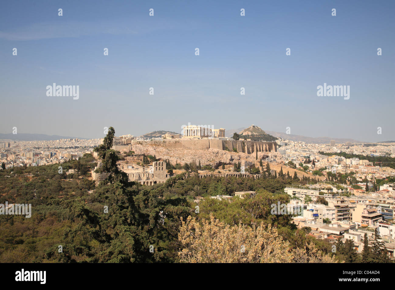 Blick auf die Akropolis, Herodes Atticus Theater und Parthenon von Filopappos Hill, Athen, Griechenland, Lykavittas Hügel im Hintergrund Stockfoto