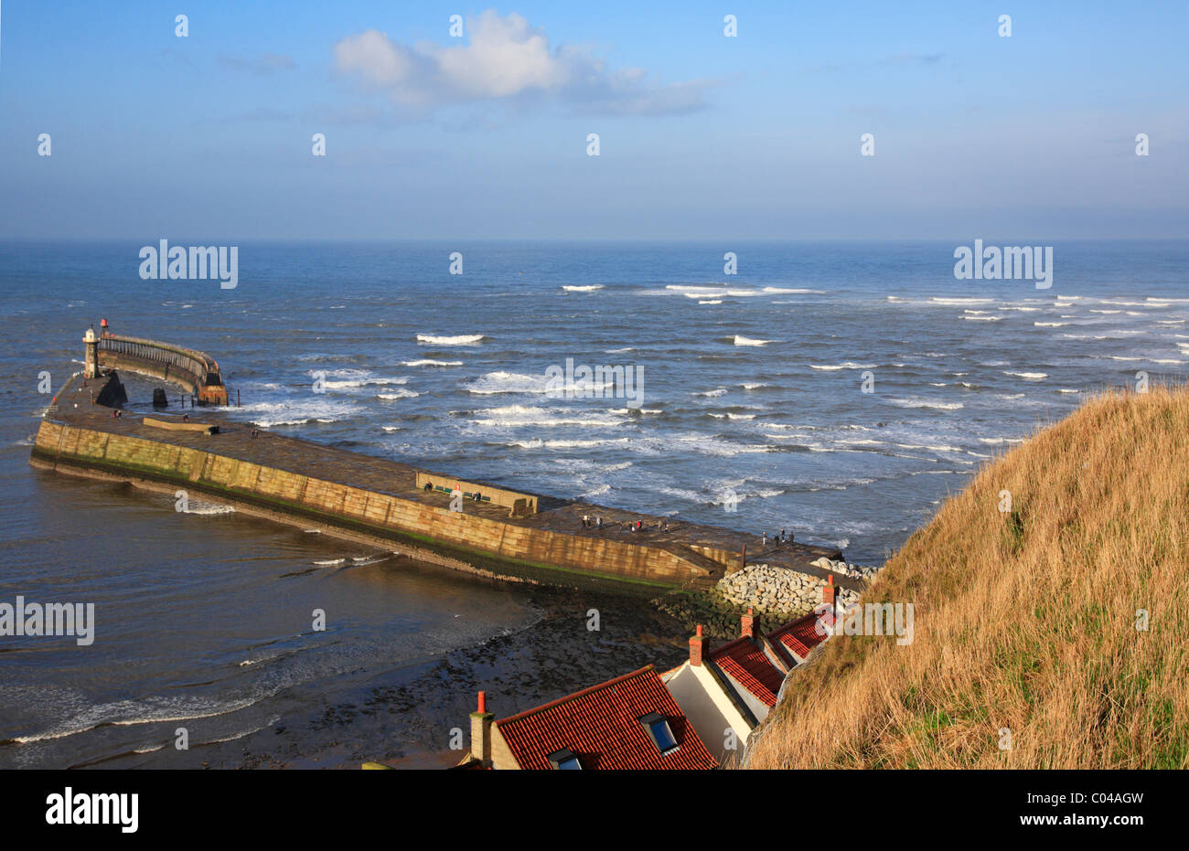 Whitby Jetty und Nordsee North Yorkshire England UK England GB Großbritannien Europa Stockfoto