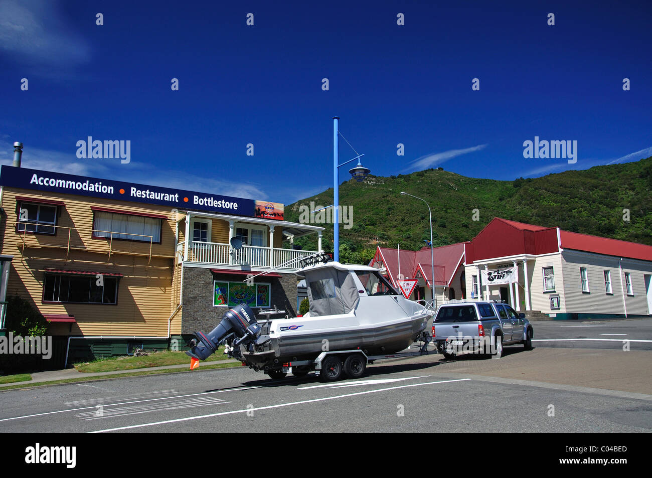 Auto abschleppen Boot und Trailer, Main Road, Havelock, Marlborough Region, Südinsel, Neuseeland Stockfoto