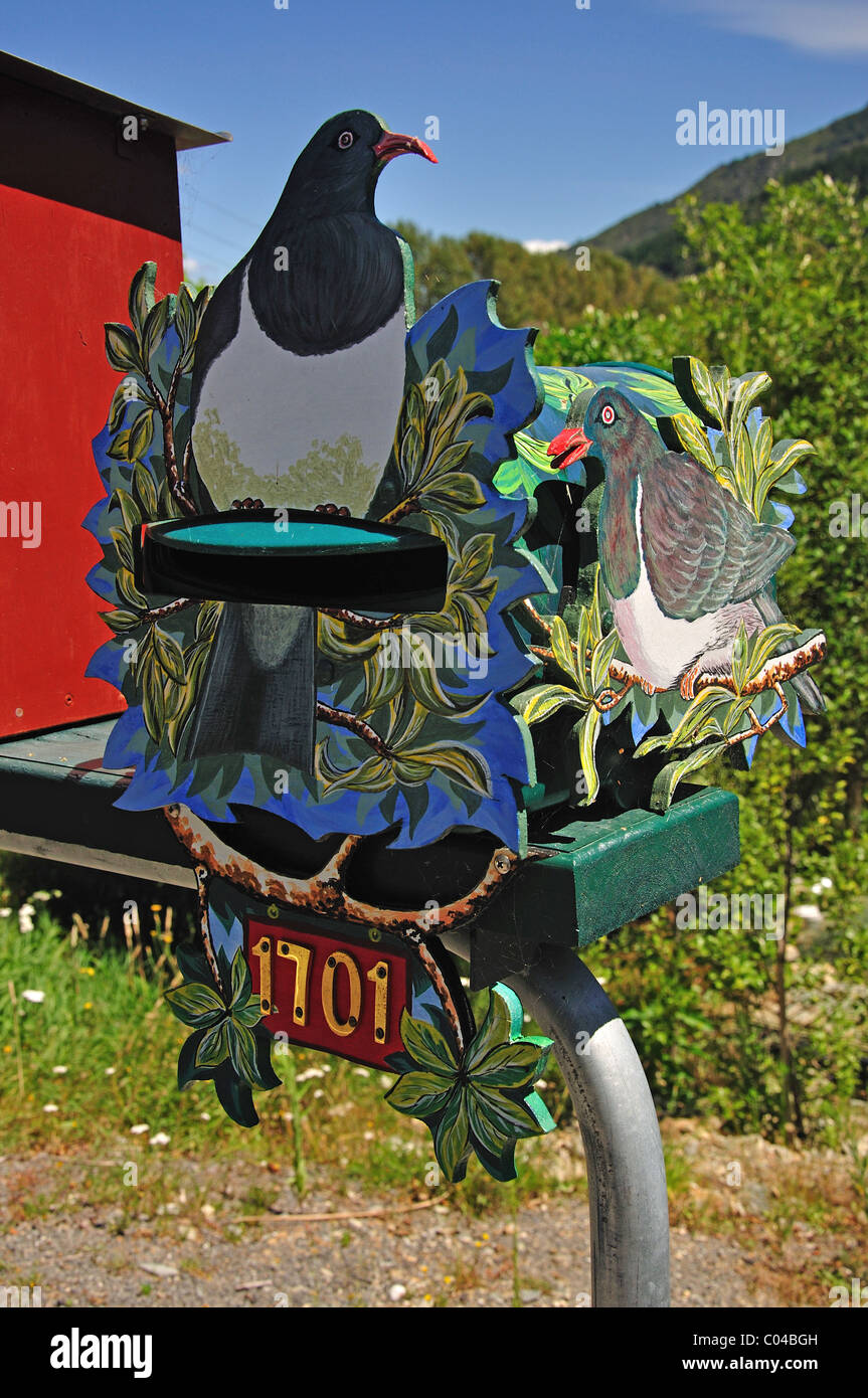 Dekorative Brief box in Okiwa Bay, Queen Charlotte Sound, Marlborough Sounds, Marlborough Region, Südinsel, Neuseeland Stockfoto